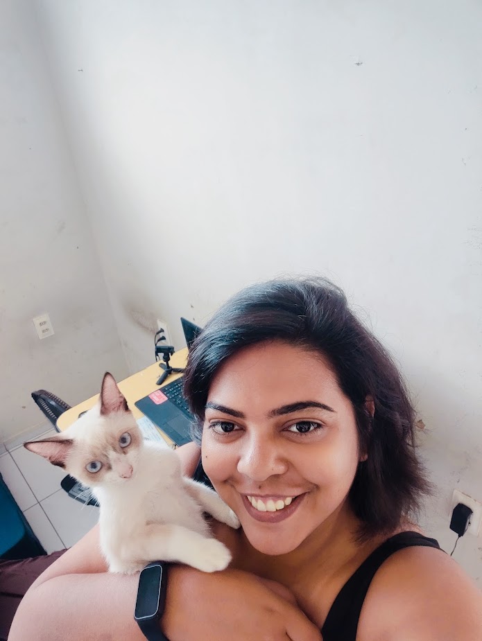 Madelu Lopes com seu gato Kiwi